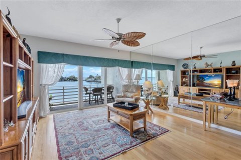 Townhouse in Saint Pete Beach, Florida 4 bedrooms, 211.35 sq.m. № 1902410 - photo 7