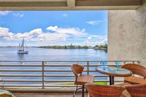 Townhouse in Saint Pete Beach, Florida 4 bedrooms, 211.35 sq.m. № 1902410 - photo 1