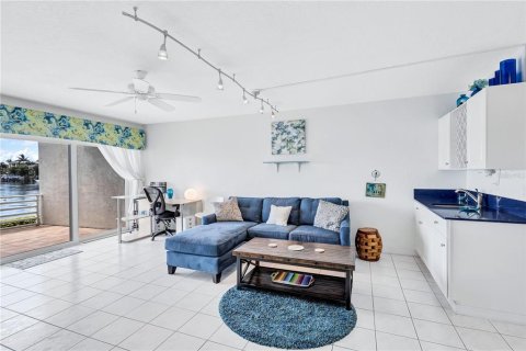 Townhouse in Saint Pete Beach, Florida 4 bedrooms, 211.35 sq.m. № 1902410 - photo 17