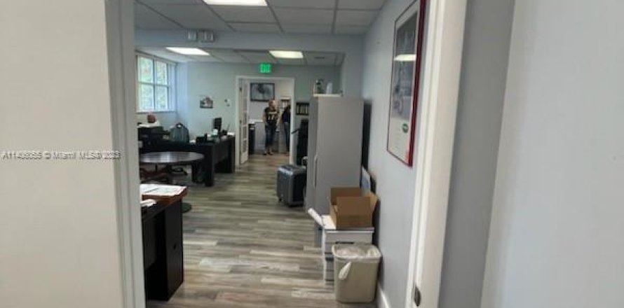 Oficina en Miami Lakes, Florida № 581349