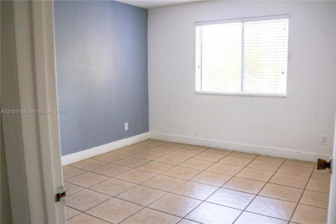 Condo in Miami, Florida, 2 bedrooms  № 2401333 - photo 12