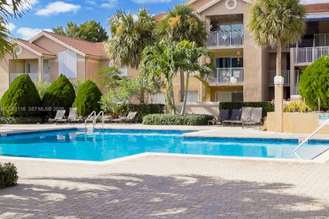 Condo in Miami, Florida, 2 bedrooms  № 2401333 - photo 18
