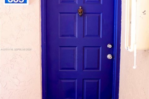 Condo in Miami, Florida, 2 bedrooms  № 2401333 - photo 4