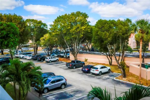 Condo in Miami, Florida, 2 bedrooms  № 2401333 - photo 9