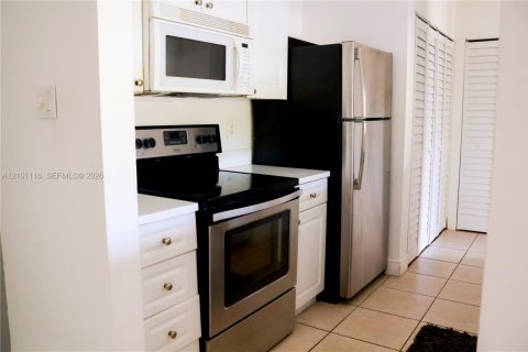 Condo in Miami, Florida, 2 bedrooms  № 2401333 - photo 7