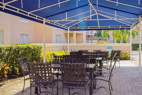 Condo in Miami, Florida, 2 bedrooms  № 2401333 - photo 17