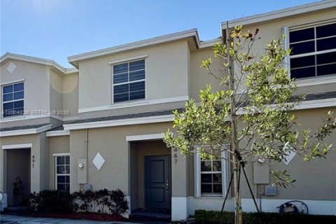 Townhouse in Florida City, Florida 3 bedrooms, 118.17 sq.m. № 2068286