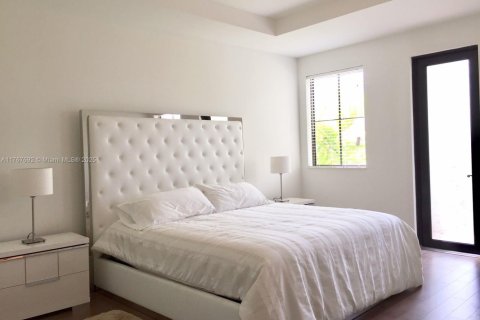 Adosado en alquiler en Miami, Florida, 4 dormitorios, 226.5 m2 № 1972362 - foto 14