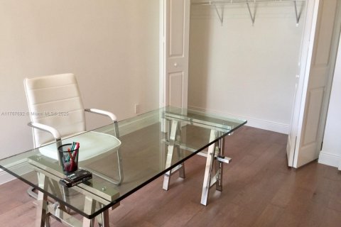 Adosado en alquiler en Miami, Florida, 4 dormitorios, 226.5 m2 № 1972362 - foto 16