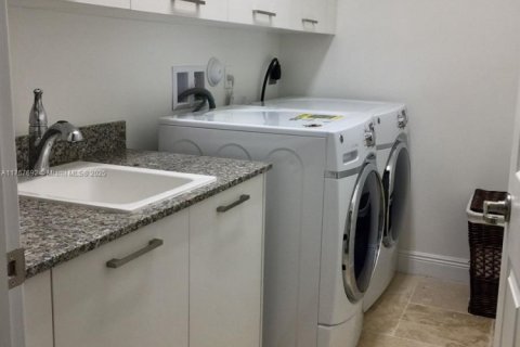 Adosado en alquiler en Miami, Florida, 4 dormitorios, 226.5 m2 № 1972362 - foto 9