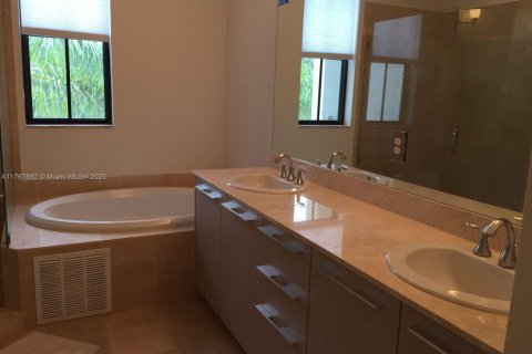 Adosado en alquiler en Miami, Florida, 4 dormitorios, 226.5 m2 № 1972362 - foto 17
