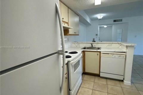 Condo in Hialeah, Florida, 2 bedrooms  № 1997560 - photo 3