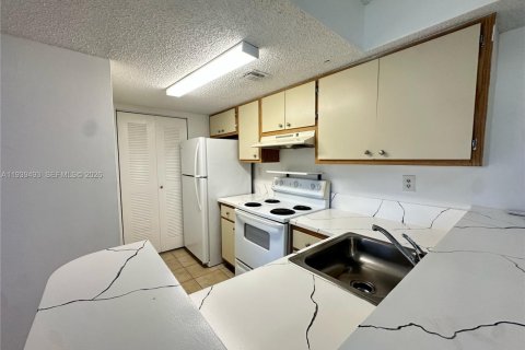 Condo in Hialeah, Florida, 2 bedrooms  № 1997560 - photo 2