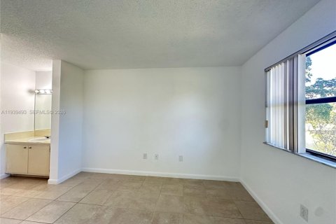 Condo in Hialeah, Florida, 2 bedrooms  № 1997560 - photo 12