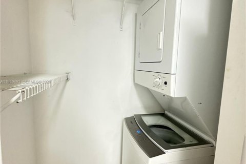 Condo in Hialeah, Florida, 2 bedrooms  № 1997560 - photo 13