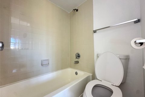 Condo in Hialeah, Florida, 2 bedrooms  № 1997560 - photo 11