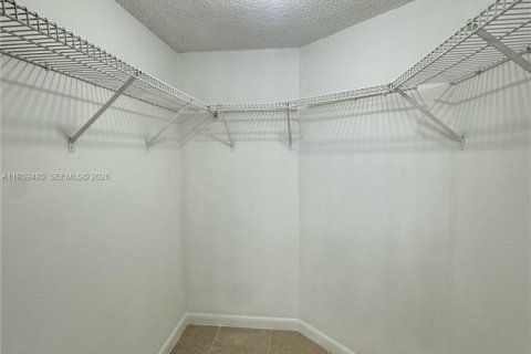 Condo in Hialeah, Florida, 2 bedrooms  № 1997560 - photo 9