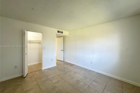 Condo in Hialeah, Florida, 2 bedrooms  № 1997560 - photo 7