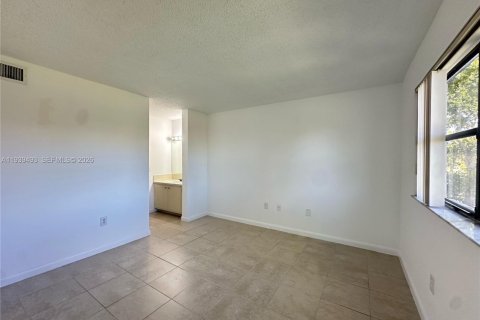 Condo in Hialeah, Florida, 2 bedrooms  № 1997560 - photo 8
