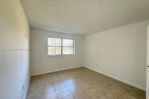 Condo in Hialeah, Florida, 2 bedrooms  № 1997560 - photo 10