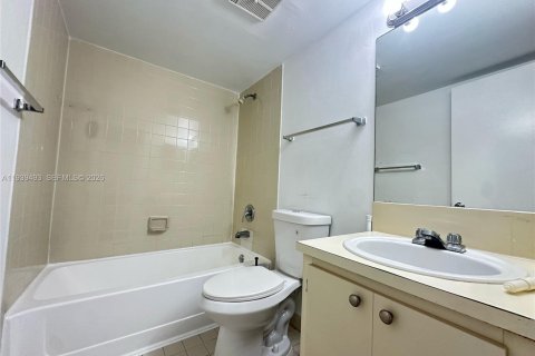Condo in Hialeah, Florida, 2 bedrooms  № 1997560 - photo 6