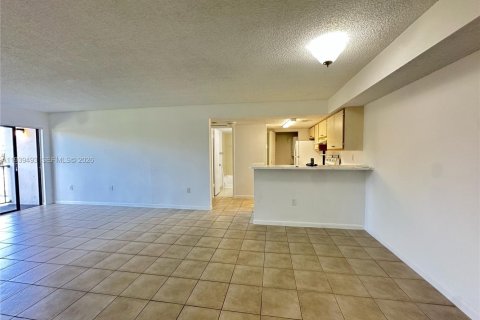 Condo in Hialeah, Florida, 2 bedrooms  № 1997560 - photo 4