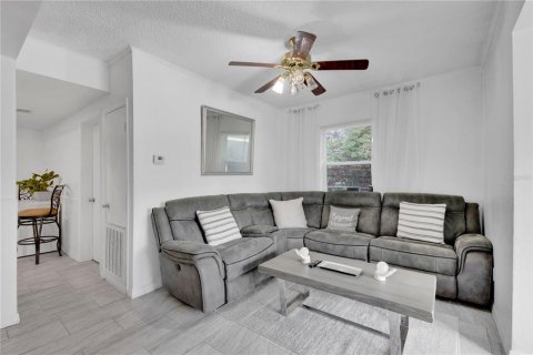 House in Winter Haven, Florida 2 bedrooms, 89.93 sq.m. № 2218198 - photo 5