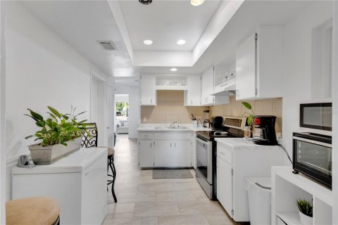 House in Winter Haven, Florida 2 bedrooms, 89.93 sq.m. № 2218198 - photo 9