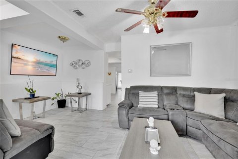 House in Winter Haven, Florida 2 bedrooms, 89.93 sq.m. № 2218198 - photo 6