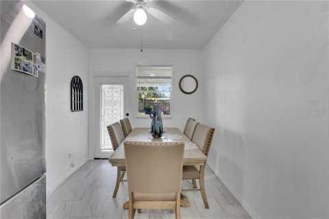 House in Winter Haven, Florida 2 bedrooms, 89.93 sq.m. № 2218198 - photo 12