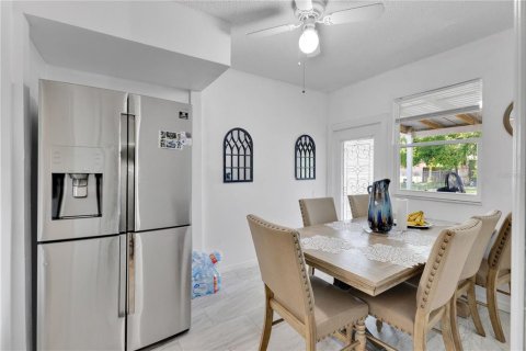 House in Winter Haven, Florida 2 bedrooms, 89.93 sq.m. № 2218198 - photo 11