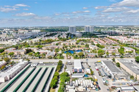 Снять в аренду кондоминиум в Дорал, Флорида 1 спальня, 75.25м2, № 2079906 - фото 7