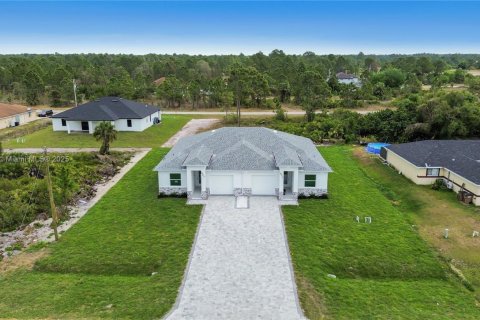 Купить коммерческую недвижимость в Лихай-Эйкерс, Флорида № 1971602 - фото 1