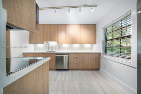 Condo in Wilton Manors, Florida, 2 bedrooms № 1964916 - photo 10