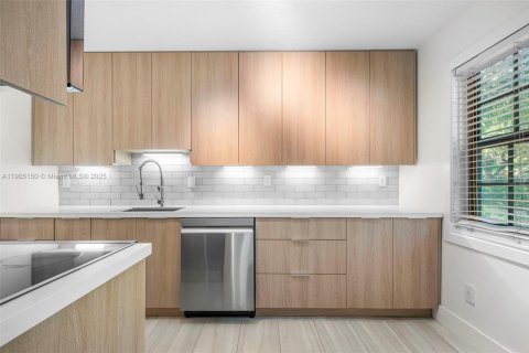 Condo in Wilton Manors, Florida, 2 bedrooms № 1964916 - photo 1