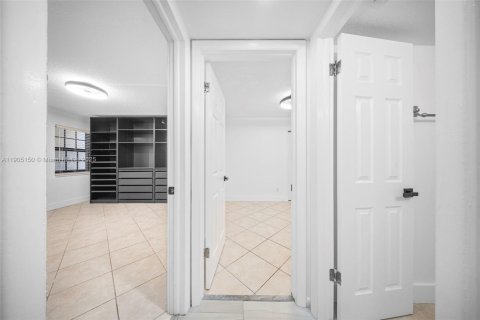 Condo in Wilton Manors, Florida, 2 bedrooms № 1964916 - photo 22