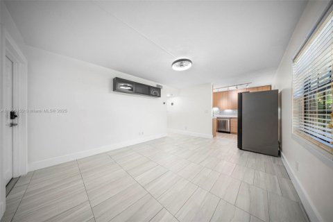 Condo in Wilton Manors, Florida, 2 bedrooms № 1964916 - photo 13