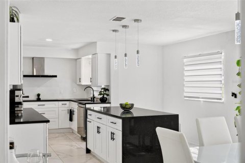 Villa ou maison à louer à Titusville, Floride: 4 chambres, 291.71 m2 № 2386269 - photo 27