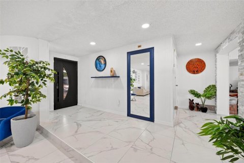 Villa ou maison à louer à Titusville, Floride: 4 chambres, 291.71 m2 № 2386269 - photo 2