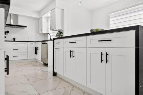Villa ou maison à louer à Titusville, Floride: 4 chambres, 291.71 m2 № 2386269 - photo 19