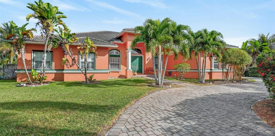 Дом в Хомстед, Флорида 4 спальни, 313.36м2 № 2029888