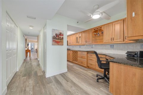 Condo in Redington Shores, Florida, 2 bedrooms  № 1521785 - photo 9
