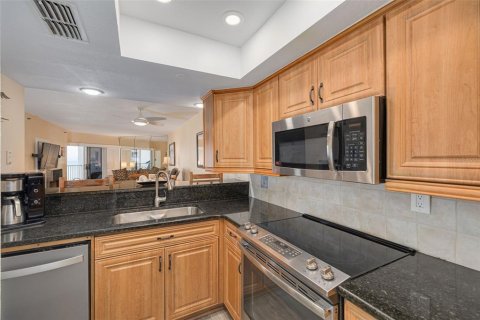 Condo in Redington Shores, Florida, 2 bedrooms  № 1521785 - photo 18