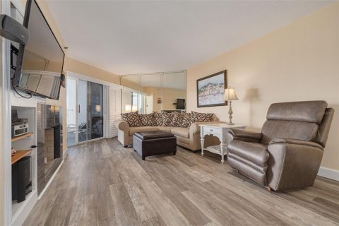 Condo in Redington Shores, Florida, 2 bedrooms  № 1521785 - photo 12