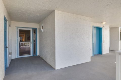 Condo in Redington Shores, Florida, 2 bedrooms  № 1521785 - photo 8