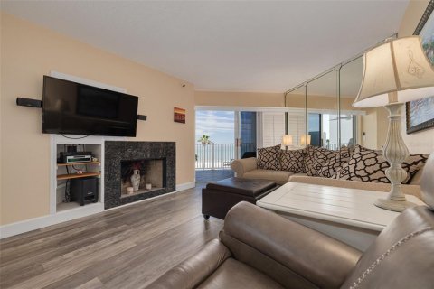 Condo in Redington Shores, Florida, 2 bedrooms  № 1521785 - photo 11