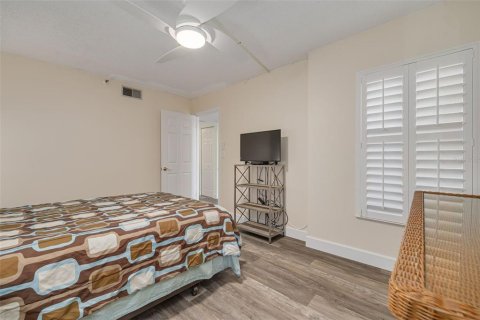 Condo in Redington Shores, Florida, 2 bedrooms  № 1521785 - photo 29