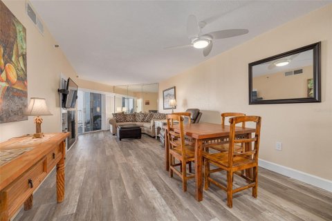 Condo in Redington Shores, Florida, 2 bedrooms  № 1521785 - photo 13