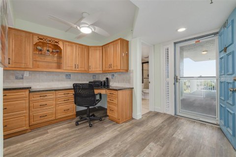 Condo in Redington Shores, Florida, 2 bedrooms  № 1521785 - photo 10