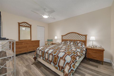 Condo in Redington Shores, Florida, 2 bedrooms  № 1521785 - photo 28